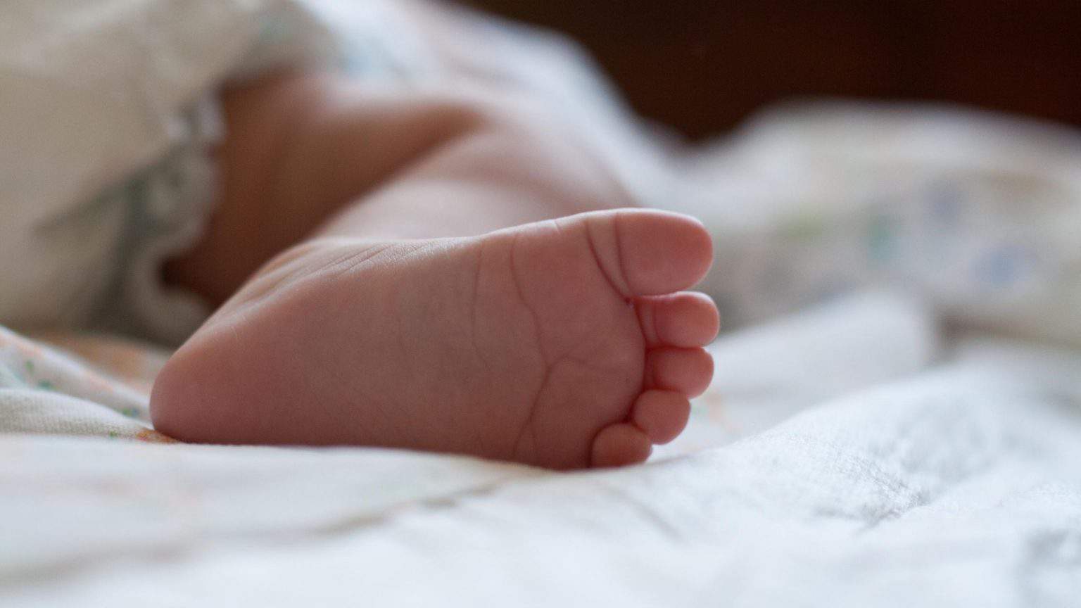 How To Put Baby to Sleep in Pack n Play DOs and DON’Ts