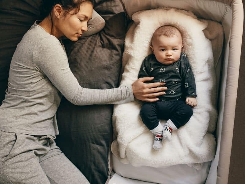 baby and mother co sleeping